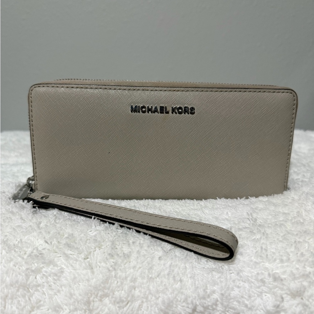 SOLD❣️ Michael Kors Cement Continental Jet Set Travel Wallet Wristlet